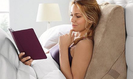 How to Arrange Pillows to Sit Up in Bed