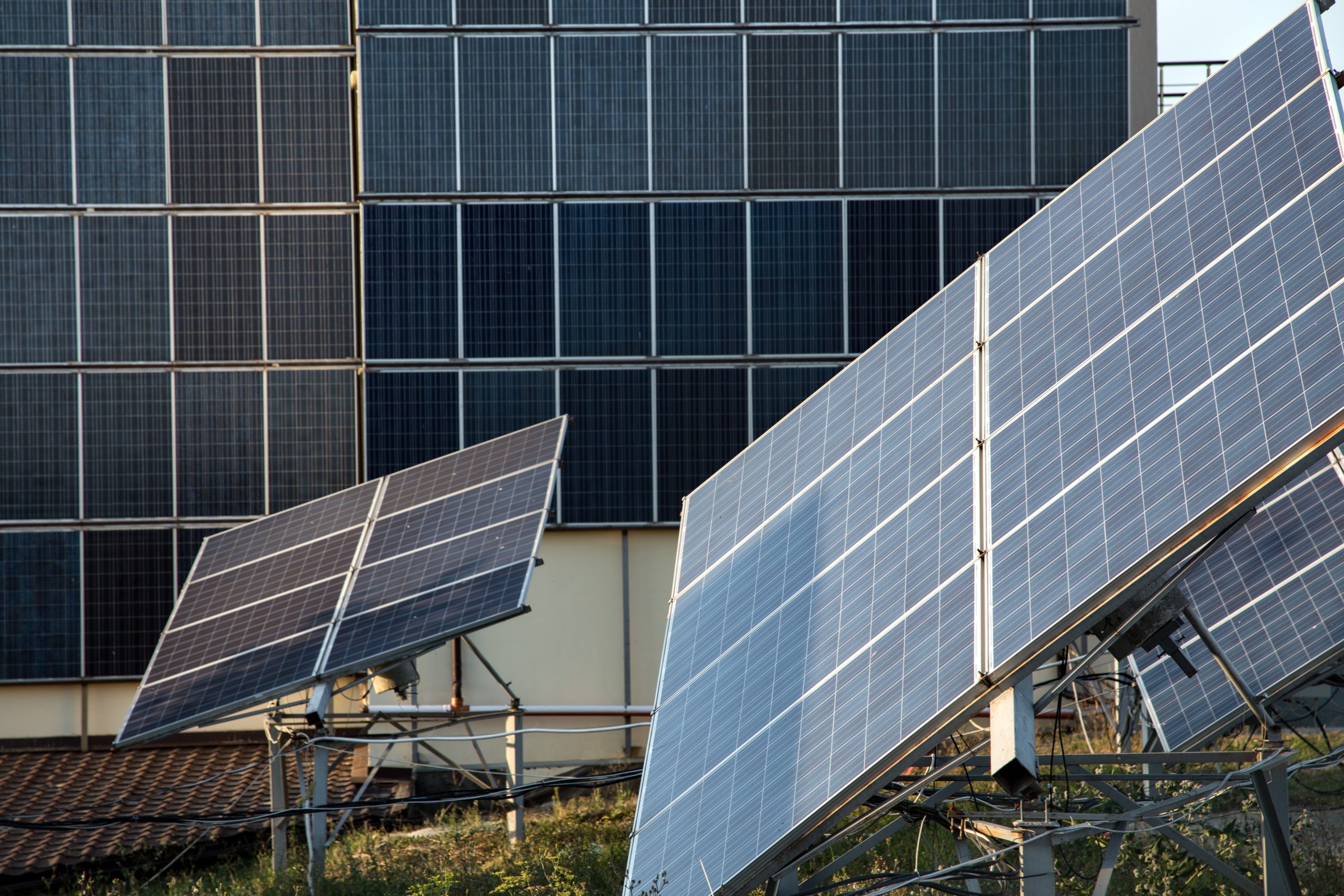 5 Key Features To Look For In An Off-Grid Solar Generator For Industrial Use